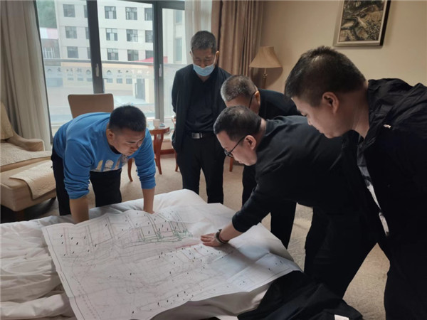 山東科技大學(xué)實用礦山壓力研究中心主任石永奎教授、郝建博士應(yīng)邀赴龍煤雙鴨山礦業(yè)集團進行技術(shù)交流