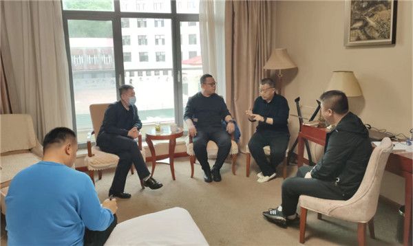 山東科技大學實用礦山壓力研究中心主任石永奎教授、郝建博士應邀赴龍煤雙鴨山礦業(yè)集團進行技術交流